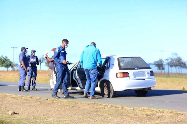 Traffic on the R63 came to a standstill when police and three suspects in a Toyota Tazz exchanged fire near Bhisho Hospital on Friday afternoon.