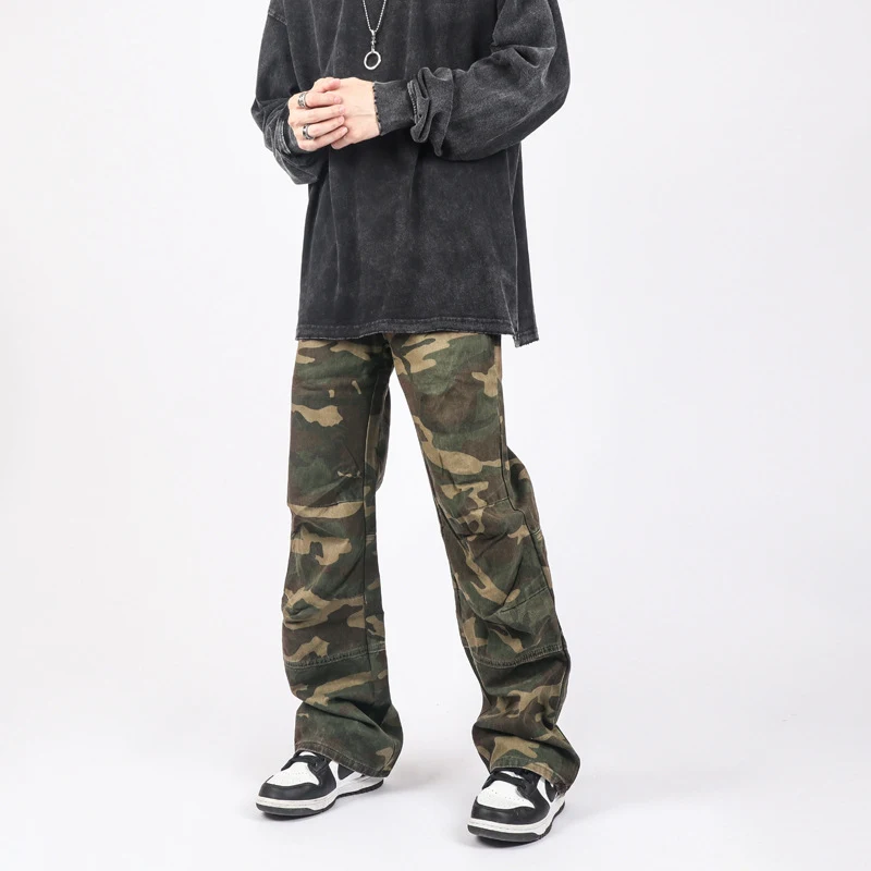 Pantalon camouflage droit ample pour femme, confort et style décontracté, idéal pour un look tendance et facile à porter au quotidien.