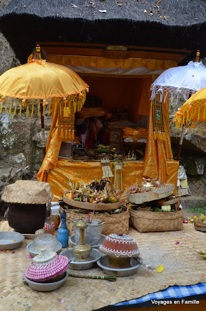 Altar on the way to Yeh Pulu