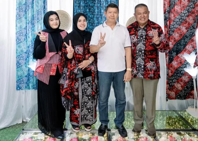 Wakil Ketua Partai Gerindra Hashim Djojohadikusumo (Baju Putih) bersama Samsurijal Mokoagow dan keluarga di rumahnya Kompleks Perumahan PDK Malalayang, Manado, Minggu (30/4/2023). (Foto istimewa)