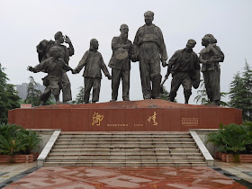 sculpture "Hometown Love" ("鄉情") at Dongfanghong Plaza (東方紅廣場) in Xiangtan, Hunan 