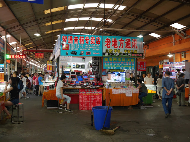 branching aisle inside the Shanghai Yinxiang Cheng