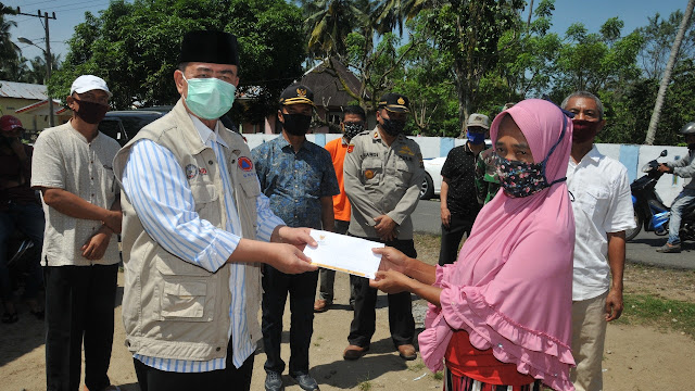 Diserahkan Nasrul Abit, Korban Kapal Tenggelam di Air Haji Terharu Menerima Bantuan Baznas. Diserahkan Nasrul Abit, Korban Kapal Tenggelam di Air Haji Terharu Menerima Bantuan Baznas.