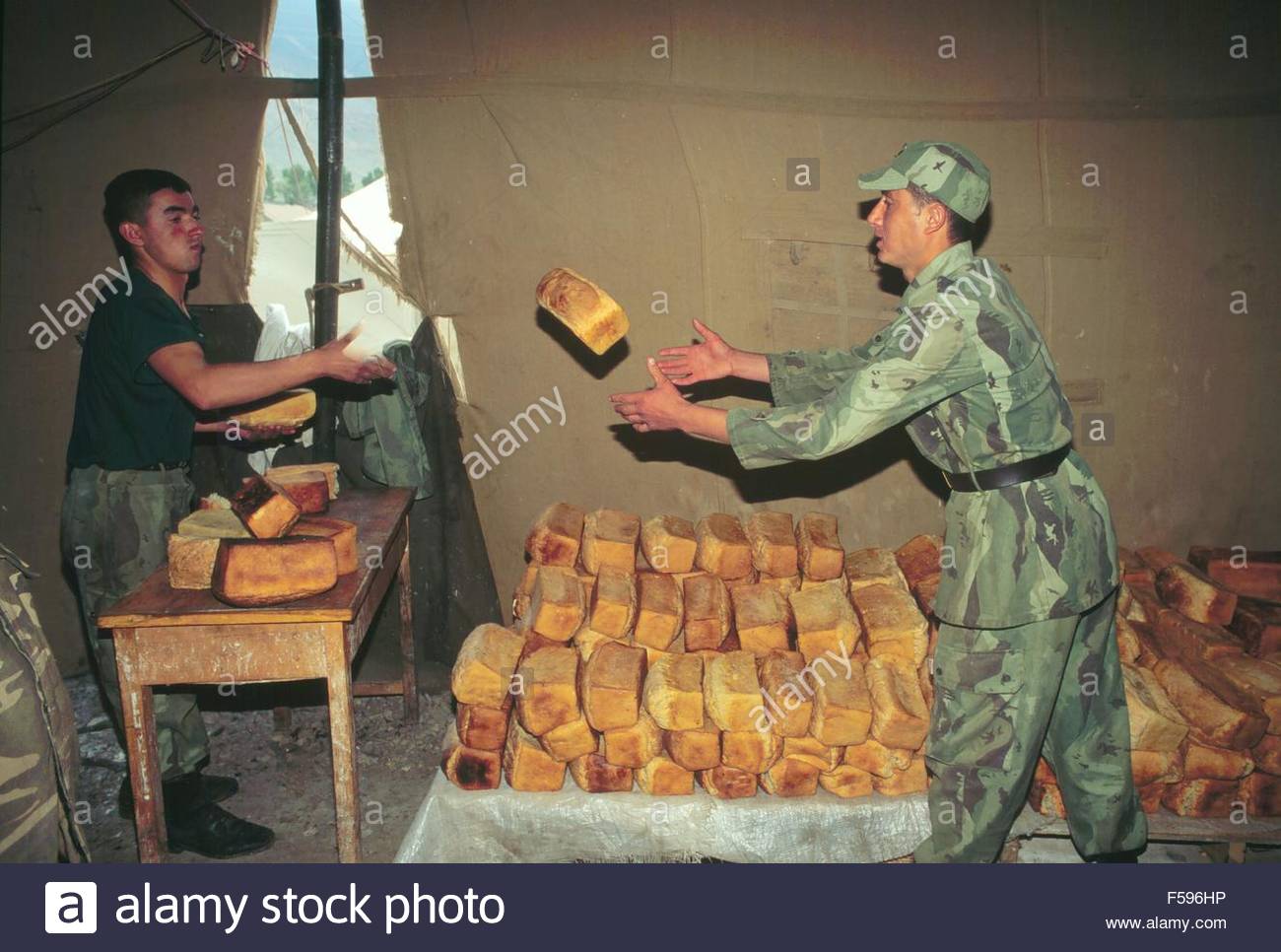 파일:external/h7.alamy.com/war-in-ex-yugoslavia-kosovo-crisis-bakery-organized-by-albanian-army-F596HP.jpg