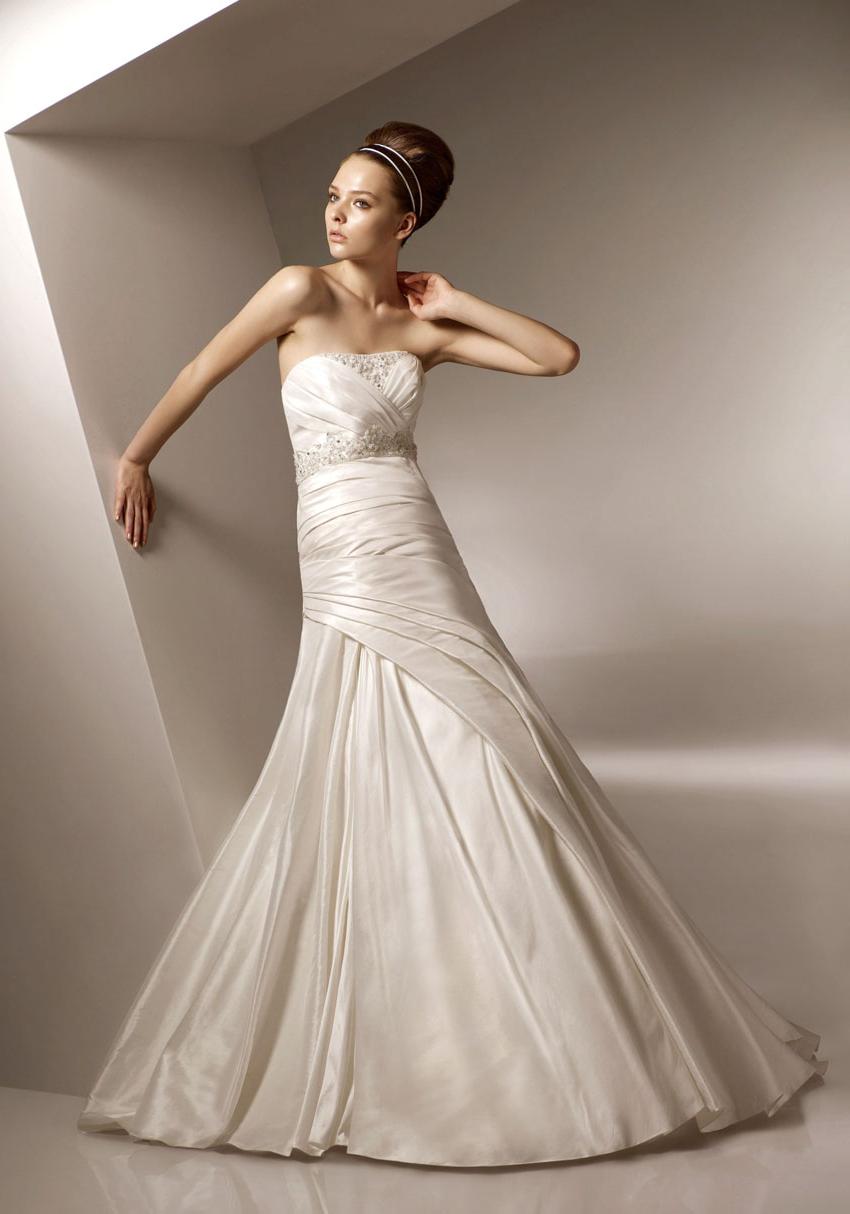 2011 Glamorous A-line Pleated Empire Waist Beads Strapless Wedding Dress