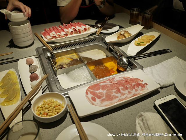 【食記】台中海底撈火鍋 HaidilaoTaiwan 教戰守則?@西屯大遠百-捷運BRT新光遠百 : 美甲.按摩.京劇變臉與貼心服務...這就是四川的餐飲業?不過價格都幫你加在菜單上了XD 區域 中式 冰品 冰淇淋 午餐 台中市 晚餐 海鮮 火鍋/鍋物 西屯區 飲食/食記/吃吃喝喝 麻辣 