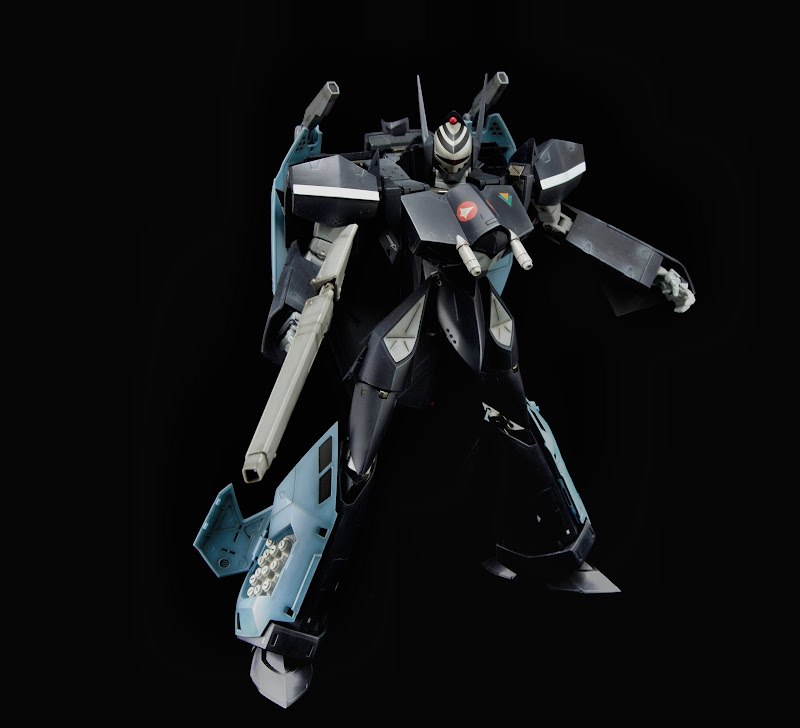 Super_VF-17D_Battroid_02.jpg