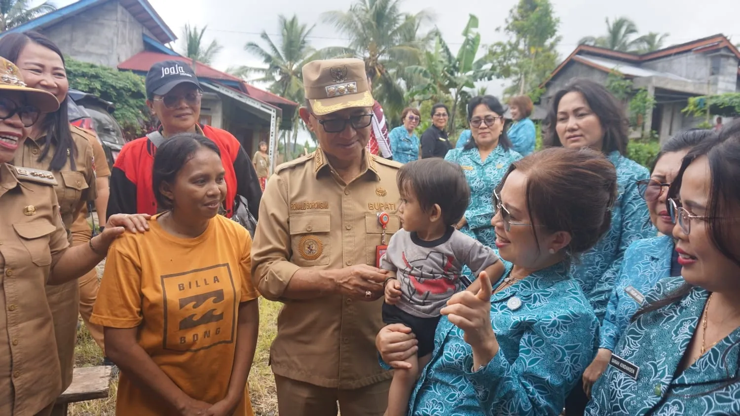 Kunjungan Bupati Minahasa Tenggara Ronald Sorongan di Desa Bunag. (Foto istimewa)