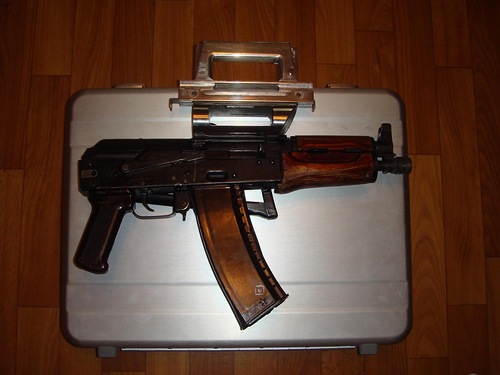 파일:external/viola.bz/A-gun-suitcase-based-on-AKS-74U.jpg