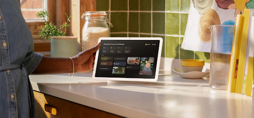 Le panneau Maison de l'appli Google Home sur une Pixel Tablet ancrée