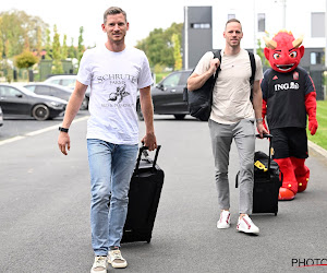 Groot contrast: Batshuayi steelt weeral de show met outfit terwijl Vertonghen gewoon in t-shirt van één van de beste comedyreeksen verschijnt