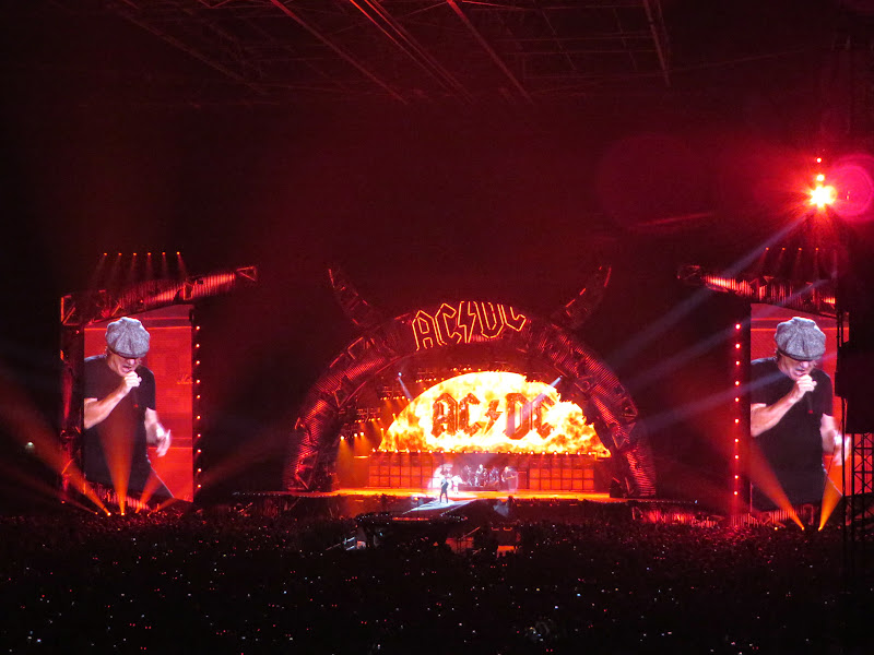 Ronald Says - memoirs of a music addict: On Stage: AC/DC