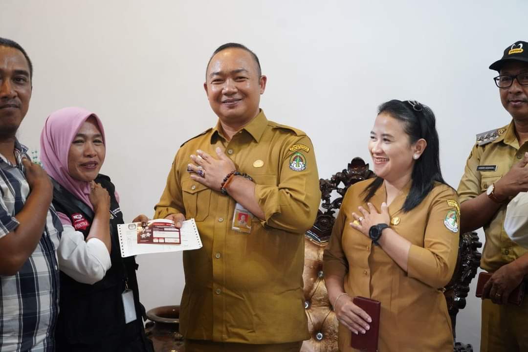 Petugas KPU Kabupaten Ketapang dan Bawaslu Ketapang mendatangi rumah Sekda Ketapang Alexander Wilyo, S.STP.,M.