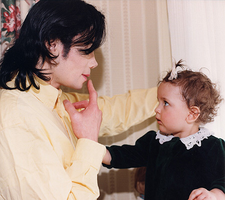 Ensaio fotográfico especial de Michael com Prince e Paris Michael-and-Paris-prince-michael-jackson-8215903-450-401