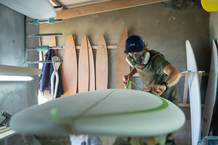 Jurie Muller at work on his sustainable surfboard.