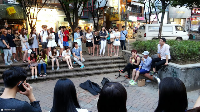 street musicians in Seoul in Seoul, South Korea 