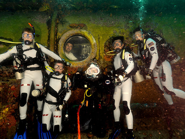 파일:external/upload.wikimedia.org/600px-NEEMO_16_crew_at_Aquarius.jpg