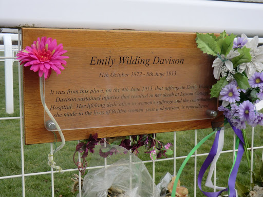 CIMG3814 Memorial plaque, Tattenham Corner