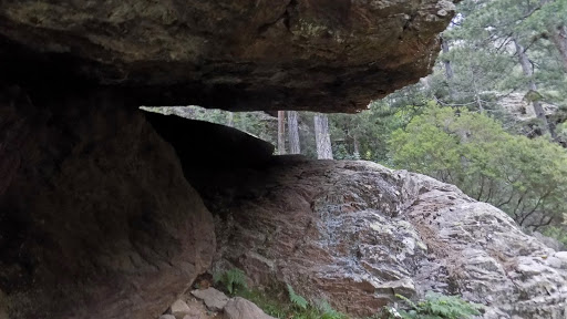 Une autre grotte-abri rencontrée sur la RD avant notre grotte-bergerie