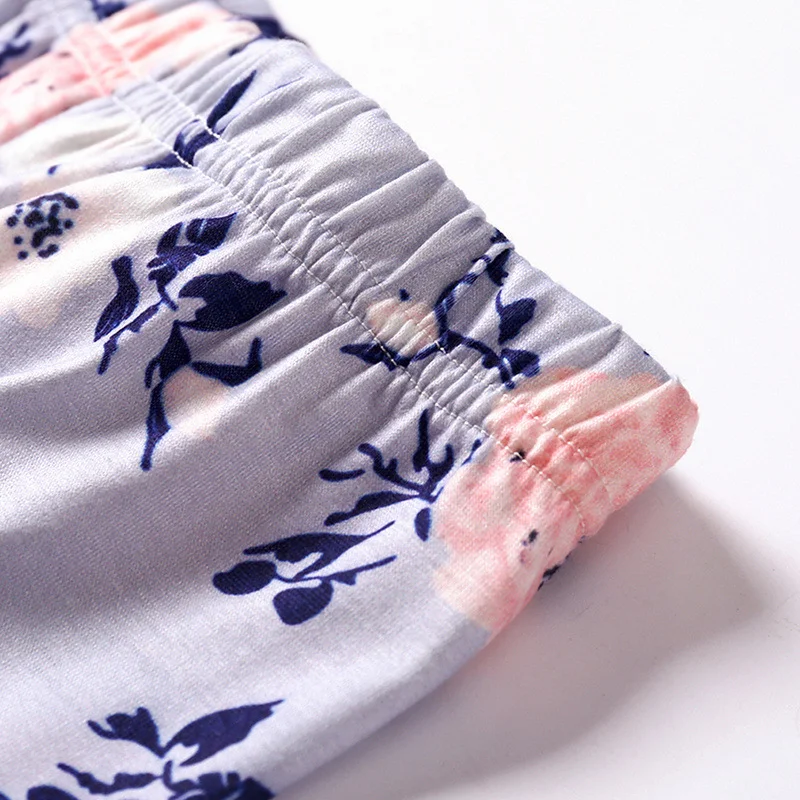Meisjes katoenen top met flared mouwen en een bloemenbroek, een perfecte combinatie voor een comfortabele en modieuze outfit.