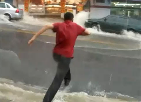 Video : 嵐の豪雨で流される女性を懸命の救助 ! !