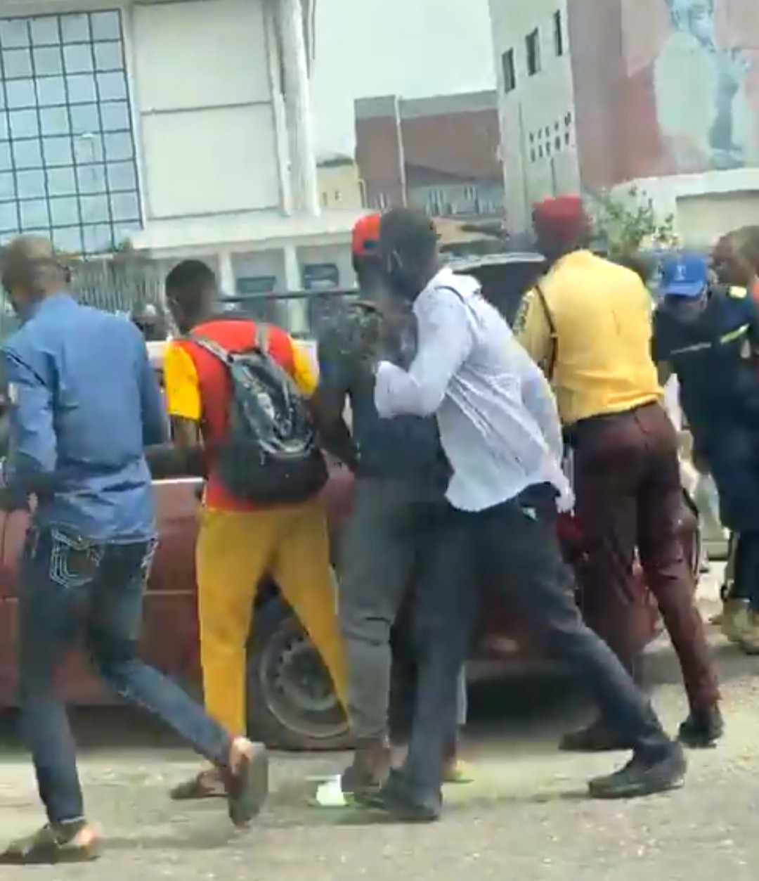 One-chance operator caught red-handed trying to kidnap a woman after robbing her in Lagos (video)