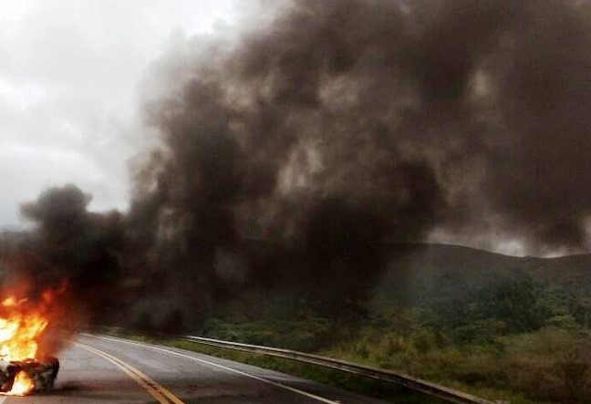 Carreta pegou fogo na MT-246 próximo a Barra do Bugres nesta segunda-feira (29)