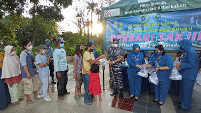 Ramadhan Berbagi, Lanal Cilacap Bagikan Takjil Pada Masyarakat   