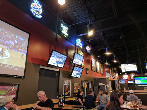 Chicken Wings Restaurant «Buffalo Wild Wings», reviews and photos, 1242 Vann Dr, Jackson, TN 38305, USA