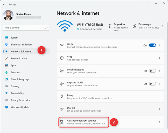 Ga naar Netwerk & internet en klik of tik op Geavanceerde netwerkinstellingen