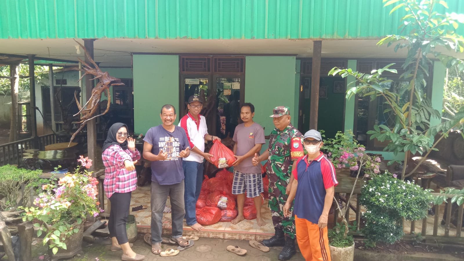 Babinsa Koramil 1015-12/Parenggean Salurkan Bantuan Sembako untuk Warga Korban Bencana Banjir