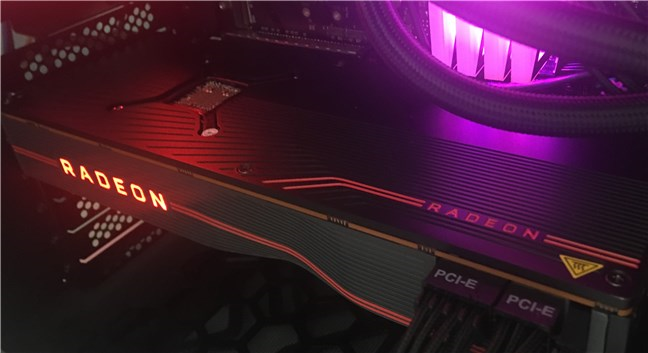 AMD Radeon RX 5700 XT는 대형 비디오 카드입니다.