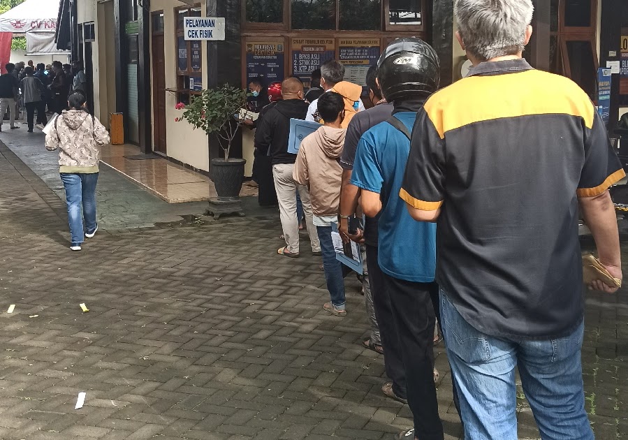 Sambil Ngabuburit, KB Samsat Malang Kota Sebar Brosur Diskon Ramadhan 2021 ke Masyarakat