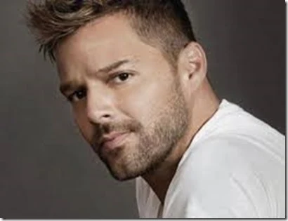 Cantante Ricky Martin de perfil