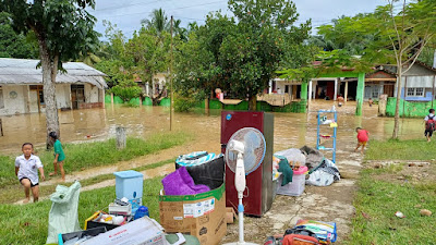 Kepala Sekolah SDN Muara Batang Empu Berikan Bantuan kepada Siswa Terdampak Banjir