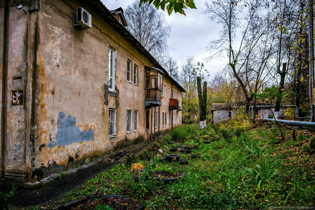 Палисадник у двухэтажного дома