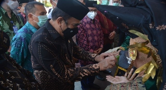 Hadiri Pembukaan MTQ ke-28, Menag Fachrul Razi Tiba di Padang, Disambut dengan Sirih jo Carano.