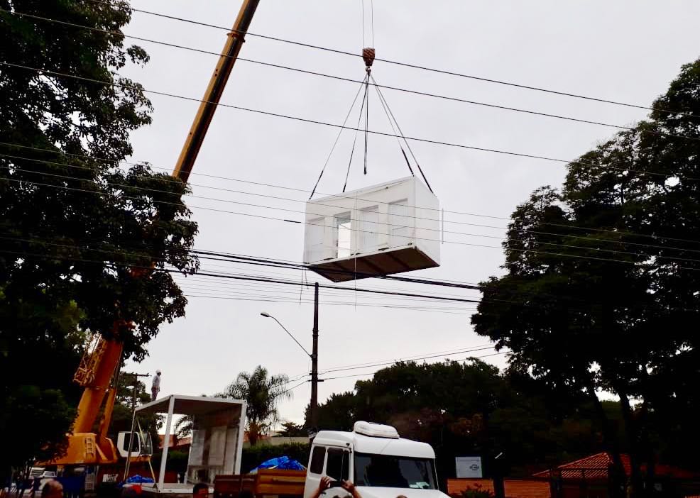 A construção off-site é feita principalmente fora do canteiro de obras e posteriormente é instalada no terreno. 