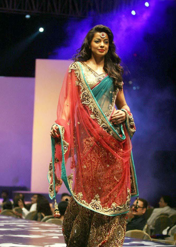 Men Women Photos Mugdha Godse Hot Navel Show In Saree At Ramp Walk