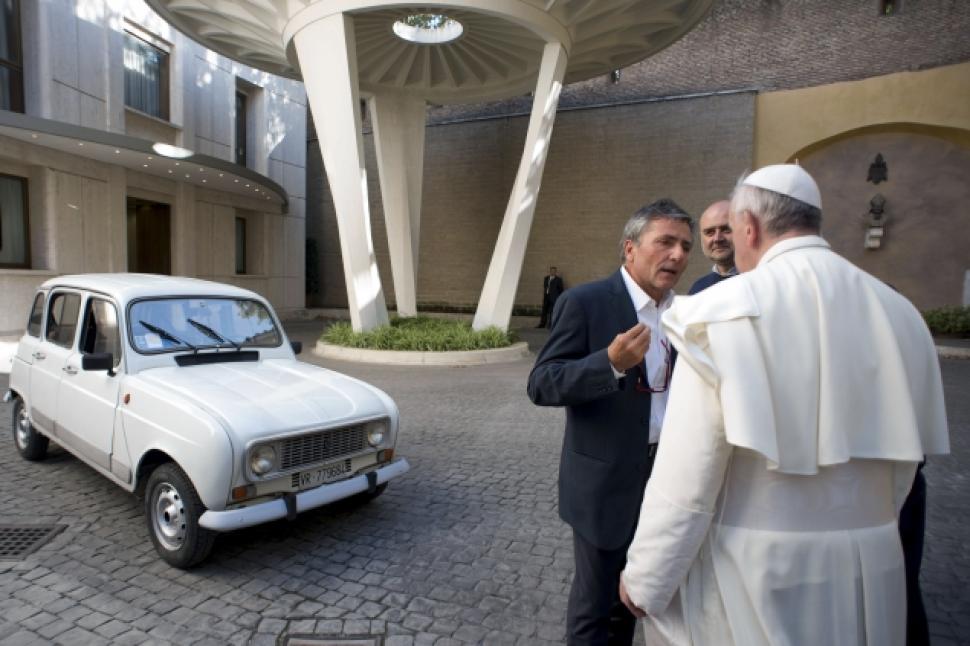 파일:external/assets.nydailynews.com/vatican-pope-new-car.jpg