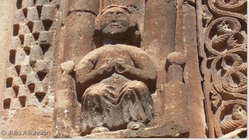 Personaje orante - Fachada de la iglesia de San Román - Cirauqui