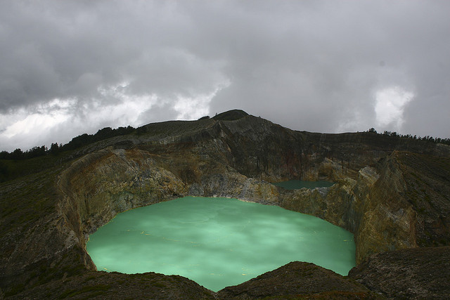 في اندونيسيا : البحيرات العجيبة الملونه Kelimutu%2520Indonesia%2520volcanic%2520Lakes%2520three%2520colours%252021