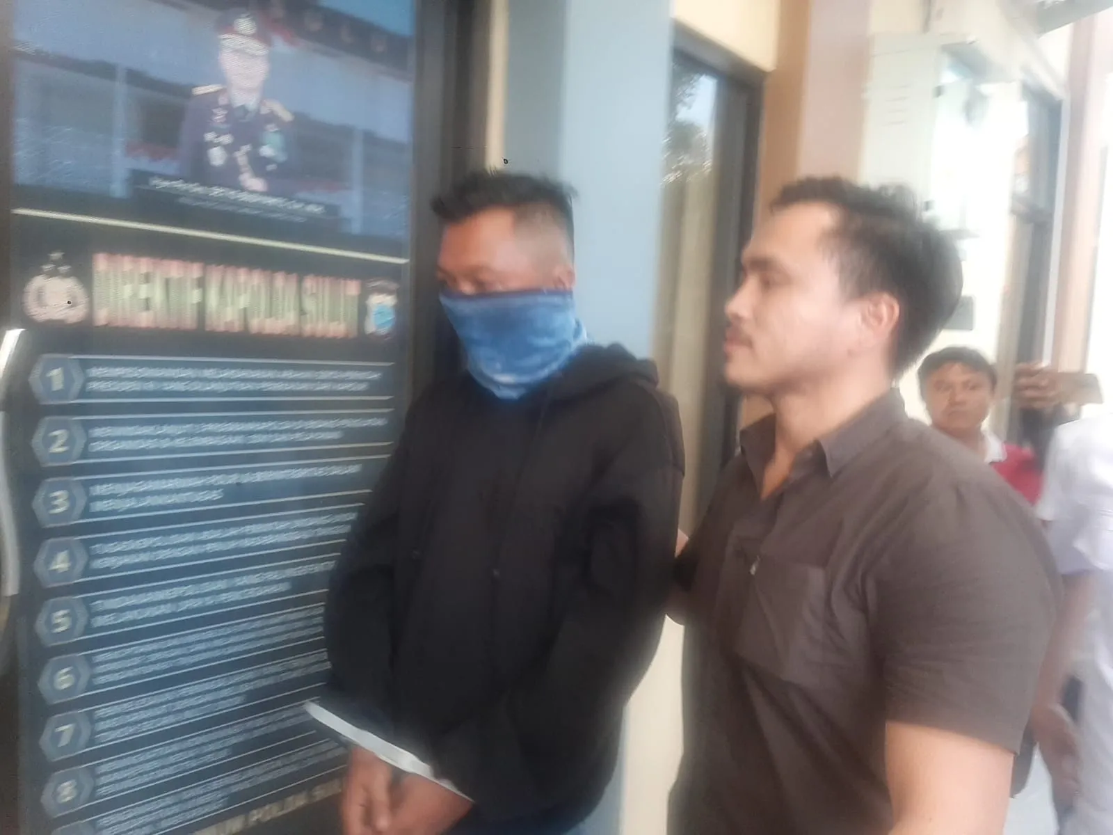 Oknum guru honorer berinisial CA (Baju Biru) saat di bawa keruang Renakta Mapolda Sulut. (Foto: Indimanado.com/Dwi)