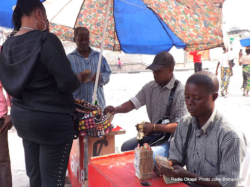 Des nouvelles coupures de franc Congolais sont rares sur le marché à Kinshasa. Radio Okapi/ Ph. John Bompengo