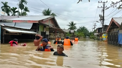 Brimob Kompi 2 Aramiah Evakuasi Bencana Banjir di Aceh Tamiang