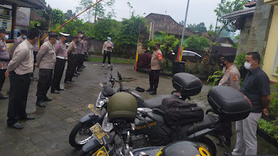 Kapolsek Tembuku Didampingi Kanit Propam Cek Randis Polsek Tembuku.