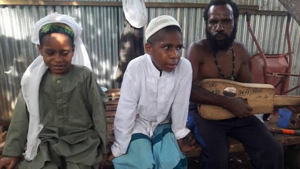 Beda Agama, Ayah di Papua Dukung Anak Jadi Santri