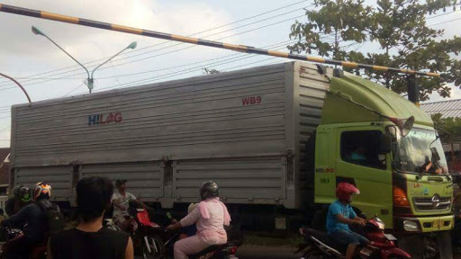 Kisah Pemasangan Portal Jalan Nasional Purwokerto - Tegal Di Bumiayu Hino