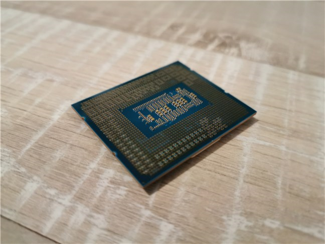 Контакты на процессоре Intel Core i7-12700K для настольных ПК