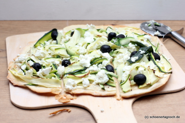 Flammkuchen mit Zucchinistreifen, Feta, Oliven und Honig